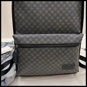 Mochila con patrón gris oscuro con bolsillo frontal con cremallera, gran bolsa de viaje.