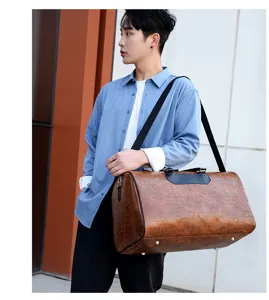Detailansicht braune Kroko-Muster PU Leder Reise Tasche für Herren große Kapazität.