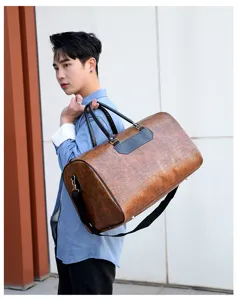 Detailansicht große Herrentasche Reisetasche, braunes PU-Leder mit Kroko-Muster.