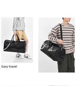 Nahaufnahme der schwarzen Reisetasche im Kroko-Design aus PU-Leder, ideal für Sport und Reisen.