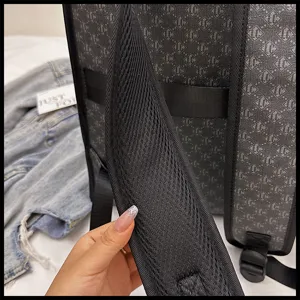 Primer plano detallado de la correa de hombro de mochila de malla transpirable, textura y resistencia.