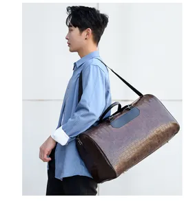 Detailansicht der großen PU-Leder Reisetasche für Herren, ideal für Sport und Wochenendausflüge.