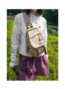 Detailaufnahme der lässigen Nylon Brusttasche im Freien mit kontrastierendem Design.