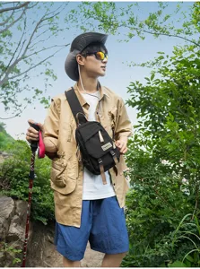 Detailaufnahme der lässigen Nylon-Brusttasche für Outdoor mit ergonomischem Design.