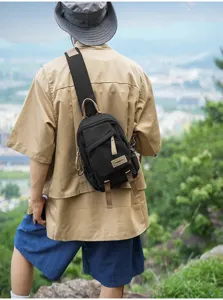 Schwarze Nylon Brusttasche Detailansicht, lässiger Crossbody Rucksack mit Kontrastriemen.