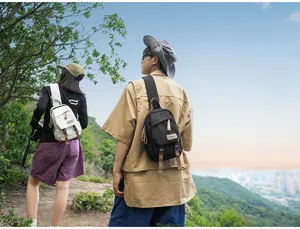 Detailansicht des Freizeittaschen-Rucksacks aus Nylon beim Wandern und Outdoor-Aktivitäten.
