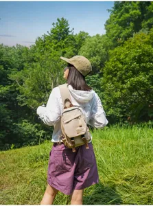 Detailansicht eines lässigen Nylon-Brustbeutels in Khaki, Outdoor-Lifestyle-Szene.
