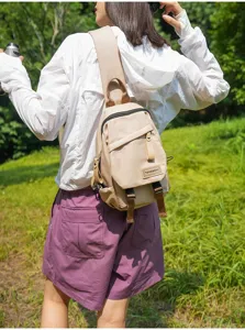 Lässiger Nylon Sling Rucksack für Damen und Herren, Outdoor Umhängetasche in Hellkhaki.
