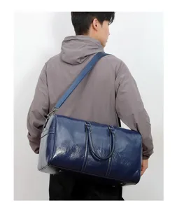 Vue détaillée du sac de voyage en cuir PU brillant bleu montrant l'effet de port au dos.