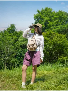 Vielseitige Outdoor Nylon Umhängetasche in Khaki mit praktischen Fächern für Reisen.
