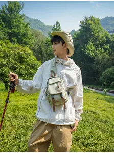 Outdoor Detailaufnahme der Freizeittasche aus Nylon, verstellbarer Riemen und Taschen.