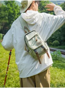 Lässige Nylon-Crossbody-Tasche im Außenbereich mit Reißverschlusstaschen und Gurten.