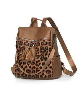 Detailansicht des braunen Leder- und Leopardenmuster-Rucksacks mit schickem Quasten-Reißverschluss