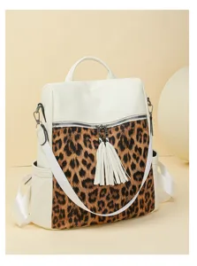 Detailansicht des Damen-Leoparden-Rucksacks mit weißem Leder und Quasten-Akzenten.