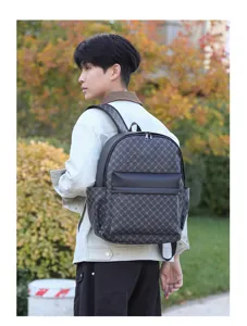 Vista detallada de elegante mochila de hombre de PU con monograma, bolso de viaje y ordenador.