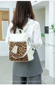 Detailansicht des vintage Leoparden-Print Rucksacks mit stilvollem Quastenanhänger.