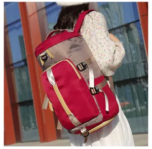 Großer, farbblockierender Reise-Rucksack mit mehreren Riemen, langlebig und wasserdicht.