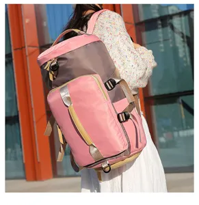 Detailansicht des großen rosa und grauen Reiserucksacks mit praktischen Fächern und Taschen.