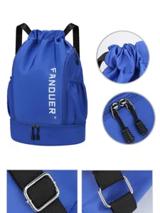 Nahaufnahme des blauen Sportrucksacks mit Kordelzug, Metallschnalle und Reißverschlüssen.