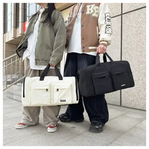 Große Reise-Sporttasche mit vielen Taschen, ideal für Fitness, Sport und Wochenendausflüge.