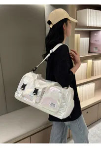 Detailansicht der glänzenden, perlmuttartigen Reisetasche mit praktischen Taschen und Gurt.
