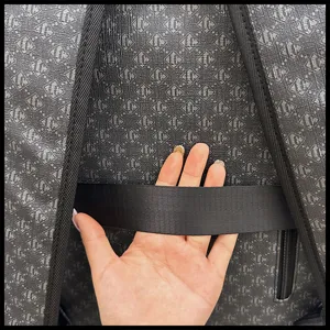 Detalle de correa de equipaje de mochila, tela con patrón geométrico, cinta resistente.