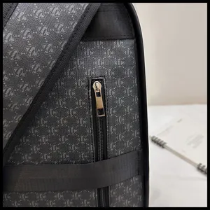 Primer plano de los detalles de la mochila oscura con patrón geométrico y cremallera.