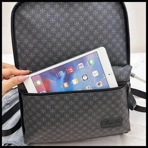 Mochila de trabajo casual con patron monograma grande, ideal para viajes y trabajo.