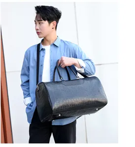 Detailansicht der schwarzen Kroko PU Leder Reisetasche für Herren Fitness Sportbag.