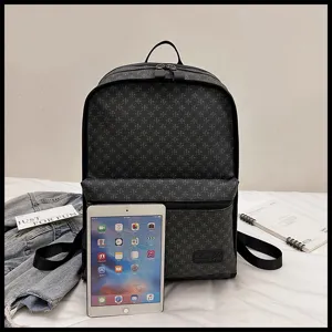 Mochila de viaje de negocios elegante con patrón de monograma y prácticos bolsillos con cremallera.