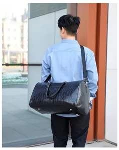 Detailansicht der PU-Leder-Reisetasche für Herren mit Krokotextur und Schultergurt.