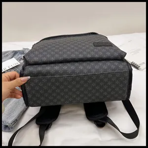 Vista detallada de la mochila elegante con patrón geométrico gran capacidad para viaje y trabajo.