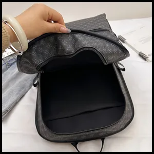 Vista detallada de la mochila negra con monograma compartimento amplio para viaje y ocio