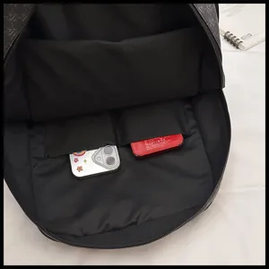 Vista interior detallada de mochila negra con múltiples compartimentos y bolsillos de almacenamiento.