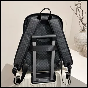 Vista detallada de la mochila escolar que muestra la cinta para carrito de viaje.