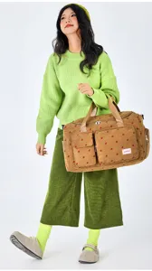 Kord-Reisetasche Detailansicht mit Erdbeer-Print, mehreren Taschen und stabilen Tragegriffen.