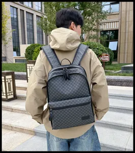 Vista detallada de la elegante mochila con monograma en la espalda, ideal para viajes.