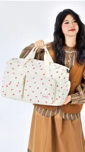 Cord-Reisetasche mit Erdbeer-Muster, leicht, großes Kapazität und vielseitiges Design.