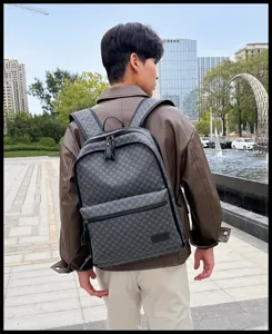 Vista detallada de la mochila de viaje de negocios casual grande con elegante monograma.