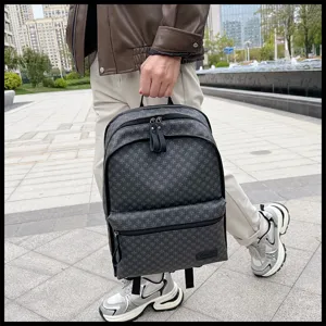Vista detallada exterior de la elegante mochila gris oscuro con patrón, gran capacidad.