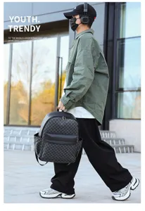 Vista detallada de mochila de hombre de pu elegante con patron clasico para uso diario casual.