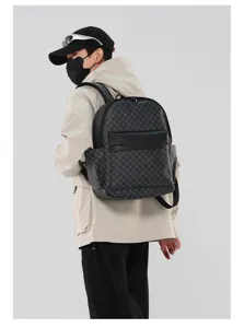 Vista de detalle de mochila, bolso de viaje casual para hombre con patrón oscuro y bolsillo.