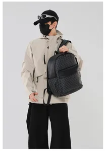 Vista detallada de elegante mochila para hombre de PU con monograma, ideal viajes.