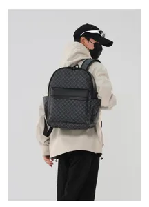 Vista detallada de mochila elegante para hombre de PU, ideal para viajes y uso diario escolar.