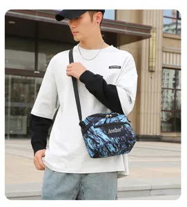 Detailansicht einer stylischen blau-schwarzen Umhängetasche im Streetwear-Look am Model.
