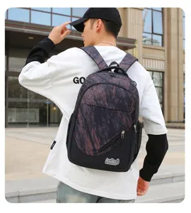 Detailansicht eines grossen Freizeitrucksacks mit stilvollem Muster und praktischen Faechern.