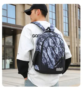 Klassischer schwarz-weisser Rucksack mit abstraktem Muster, grossem Fach und Seitentaschen.