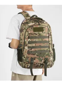 Tactische camouflagerugzak detail met duurzame bandjes, Molle-singels en grote capaciteit.
