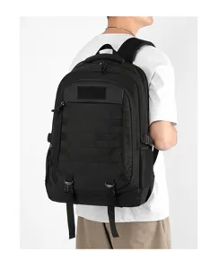 Gedetailleerd overzicht van zwarte tactische rugzak met molle-webbing, sterke banden en grote capaciteit.
