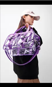 Transparente PVC Reisetasche für Damen, große wasserdichte Handtasche mit Schultergurt.